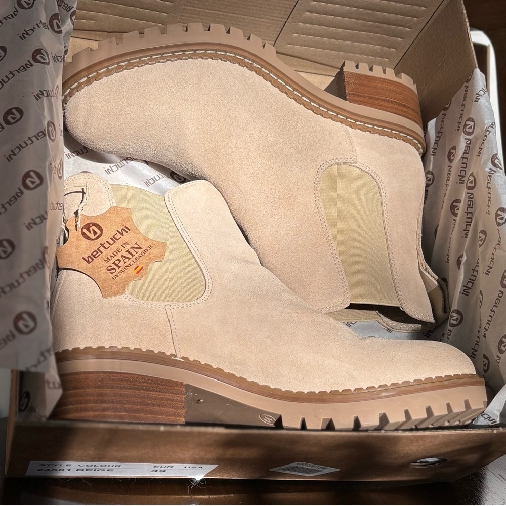 NWT Bertuchi Spain Suede Chelsea Boots w Lug Sole in Box